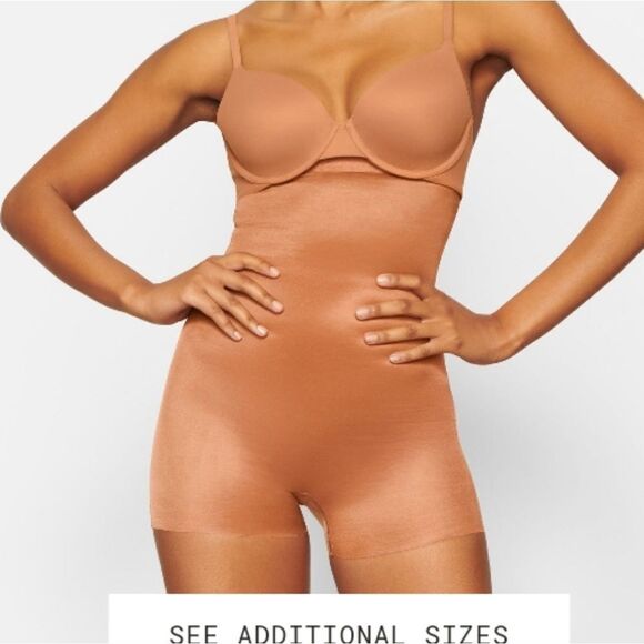 Skims Simply Bare High Waisted Shortie in color clay. Size 4X NWT - Picture 1 of 4